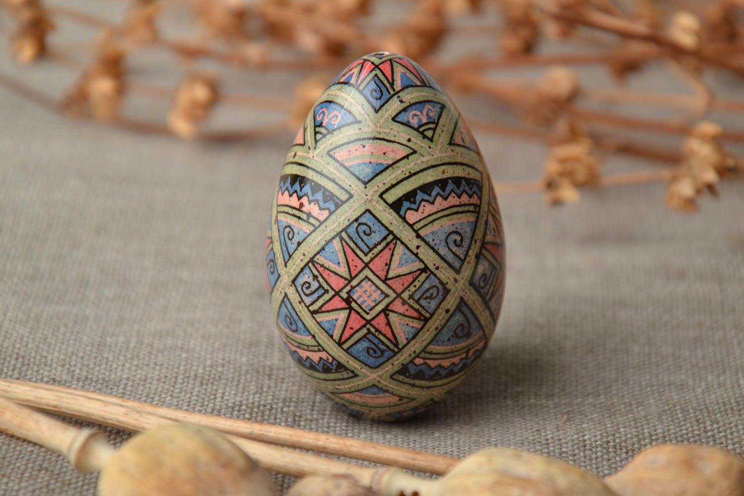 Декоративное яйцо ручной работы с красивой росписью  фото 1