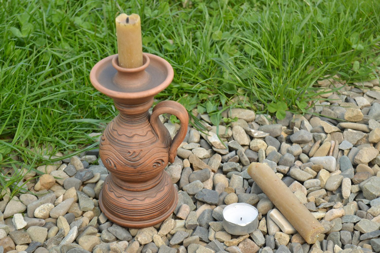 Candelero de arcilla hecho a mano para una vela alto con asa marrón foto 1