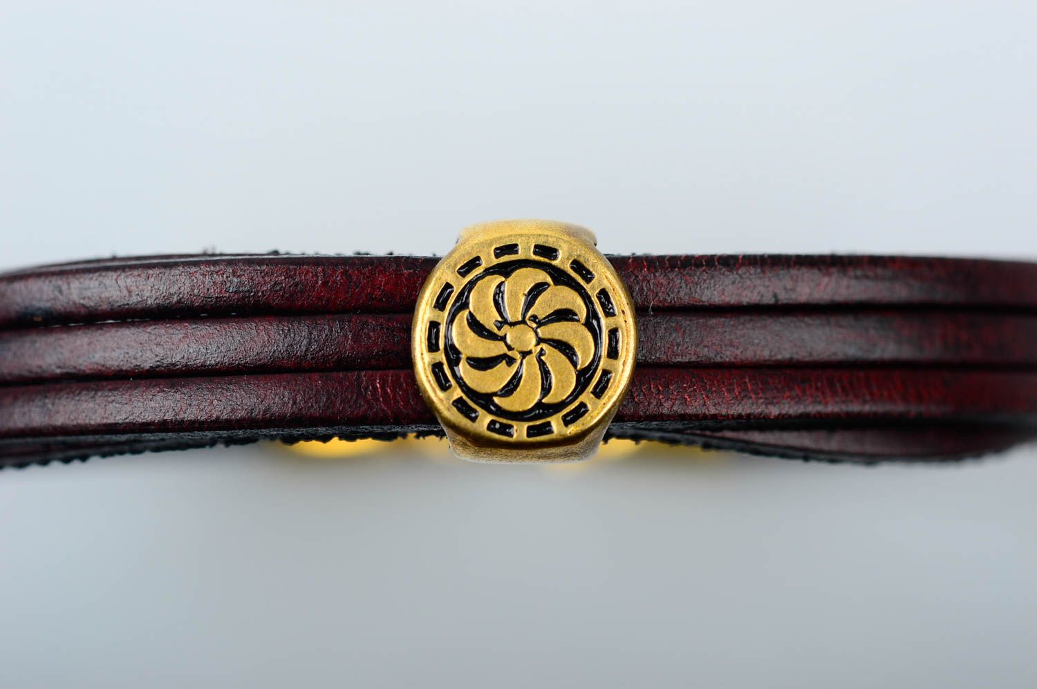 Кожаный браслет хэнд мэйд браслет на руку бордовый модный украшение из кожи фото 4