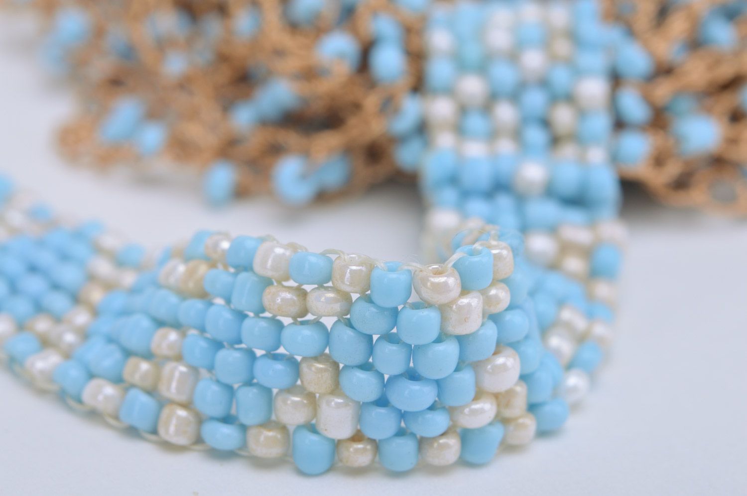 Long collier en perles de rocaille bleu avec fil brun fait main original photo 4