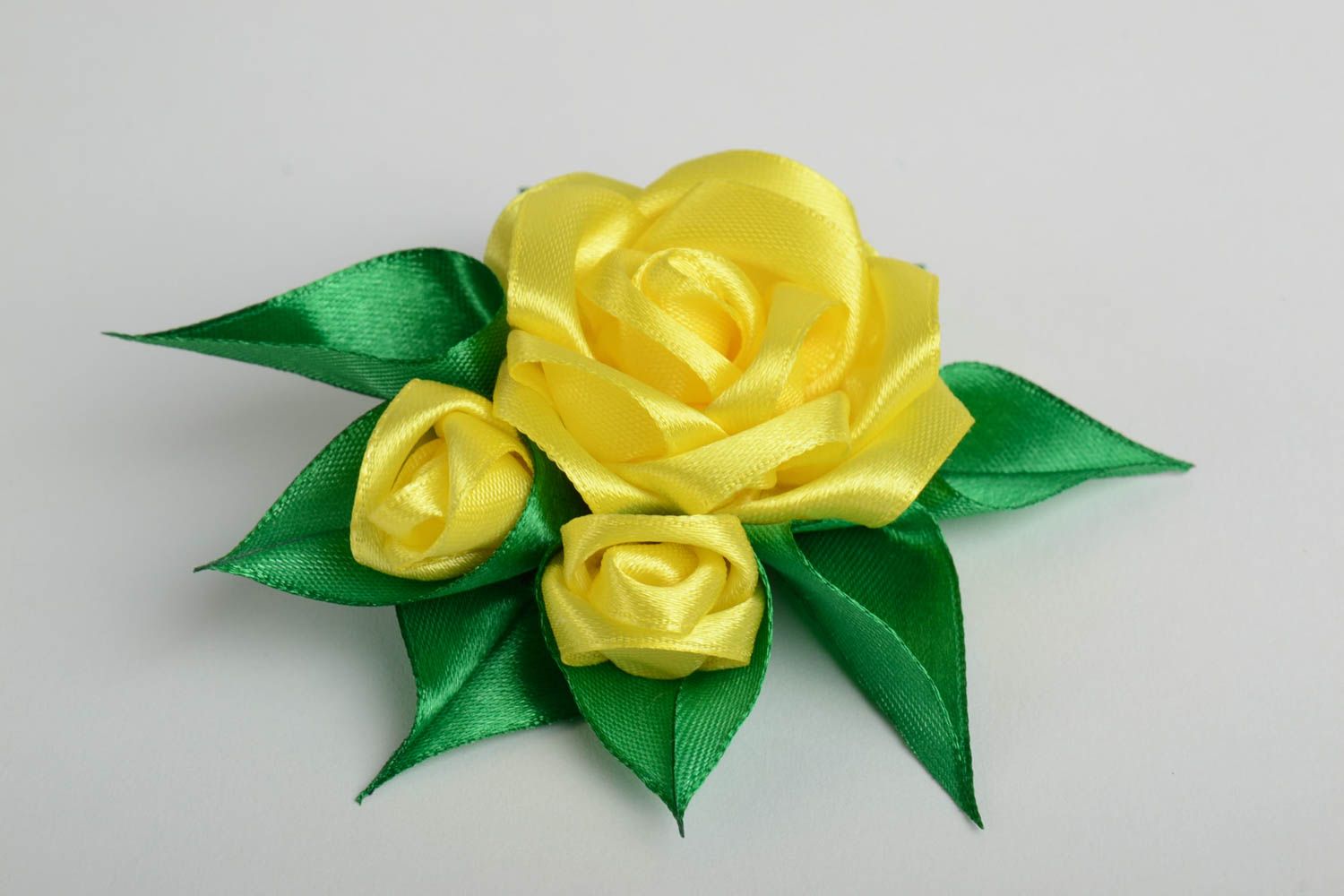 Broche fleur jaune et feuilles vertes technique de kanzashi faite main photo 2