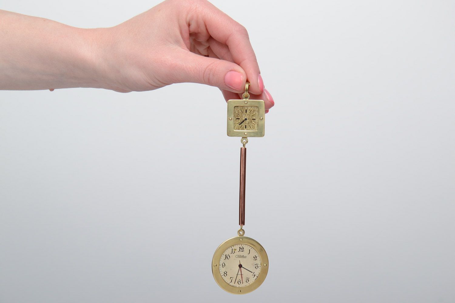 Origineller runder Anhänger Steampunk aus Gelbkupfer mit Uhr handmade für Damen foto 5