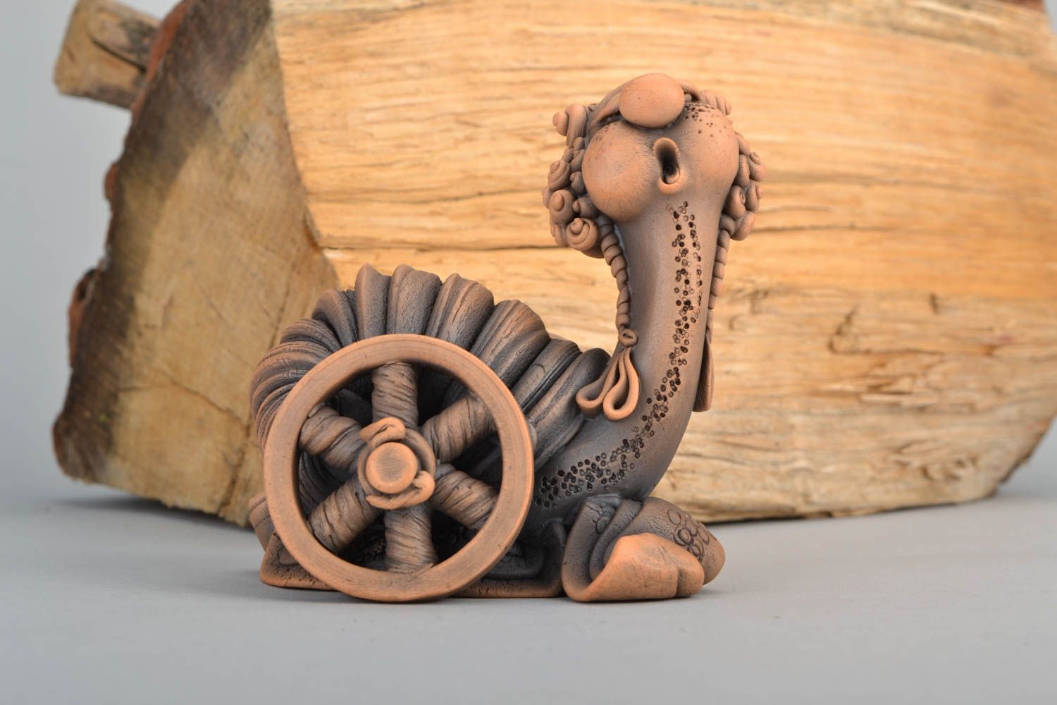 Clay statuette of snail with wheels photo 1