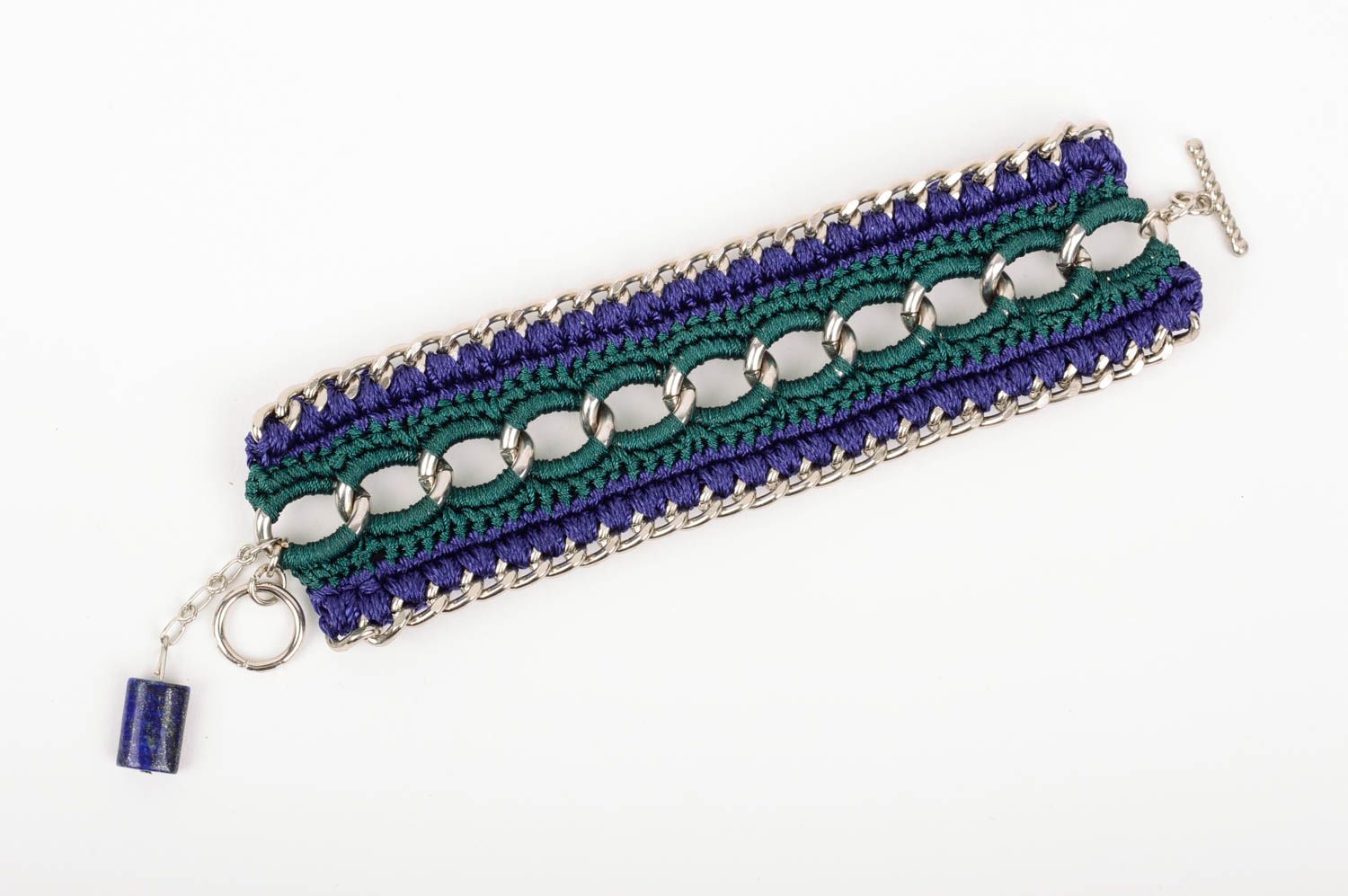 Яркий плетеный браслет из шелковых ниток ручной работы на цепочке для девушек фото 3