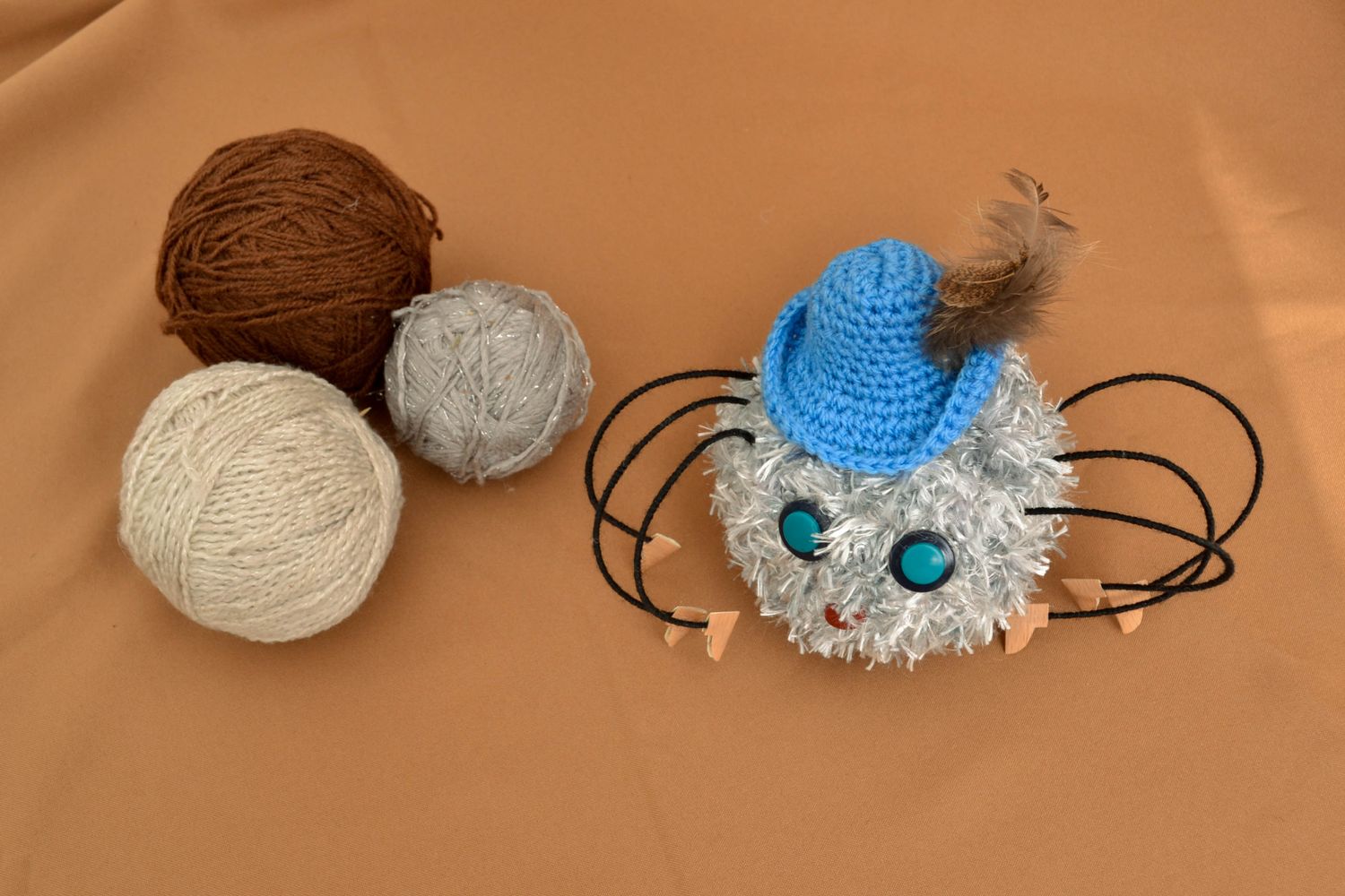 Вязаная игрушка паук в шляпе фото 2