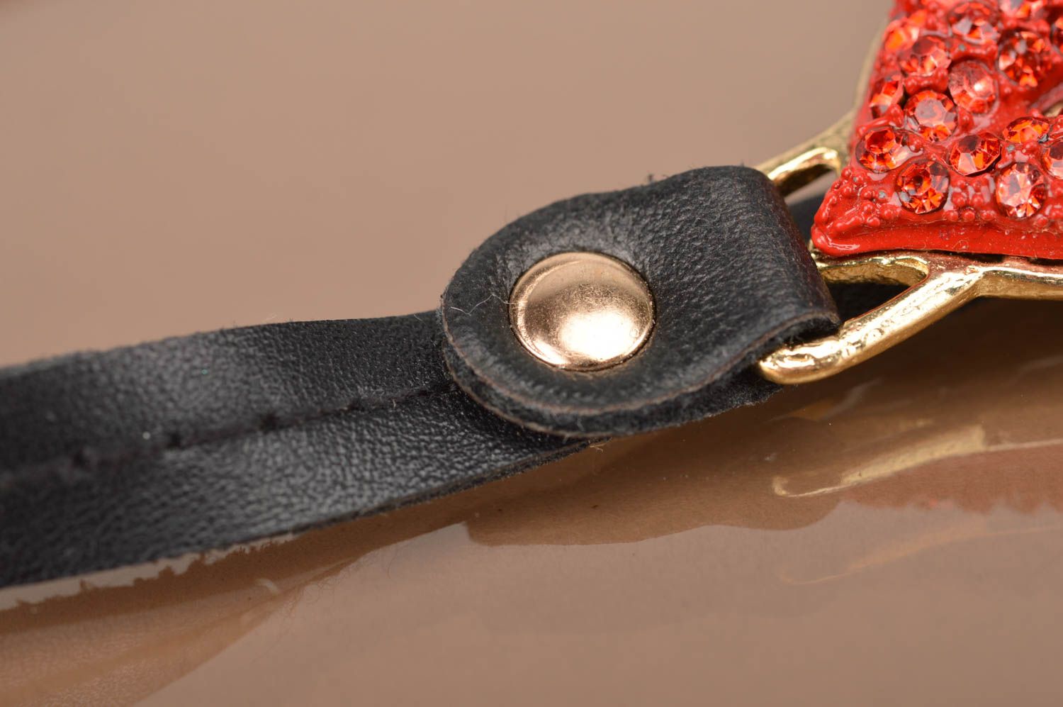 Handmade Leder Armband mit Schließe und Knöpfen in Schwarz und Rot für Damen foto 3