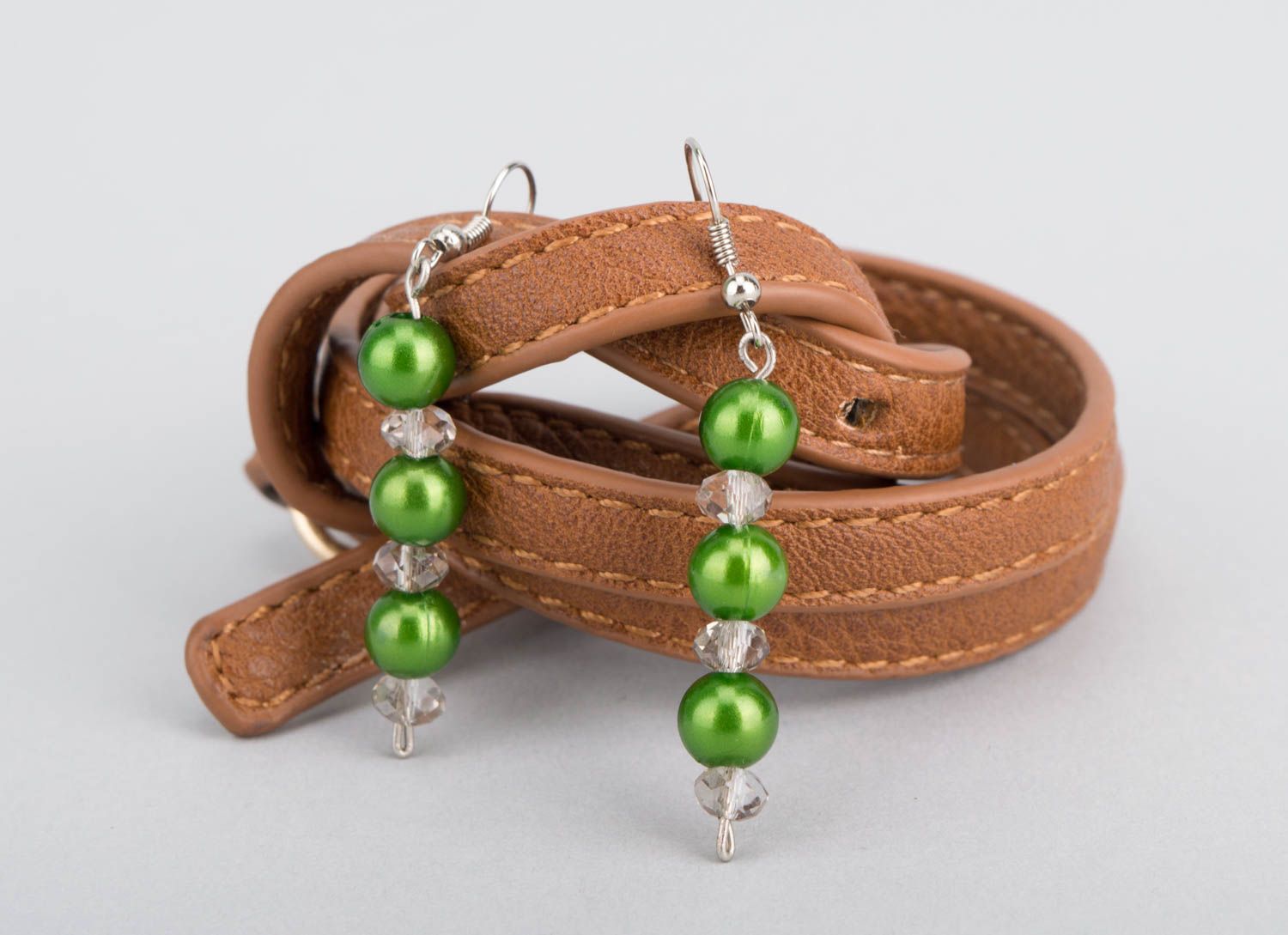 Boucles d'oreilles pendantes Bijou fait main vert perles Accessoire femme photo 1