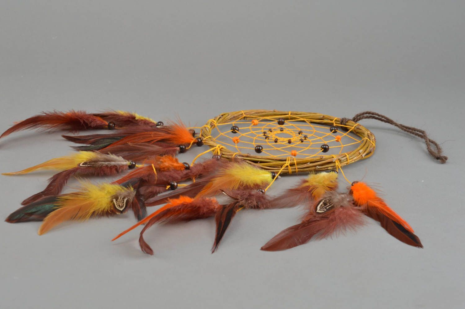 Ловец Снов интерьерная подвеска с перьями петуха и фазана бордовая ручной работы фото 3