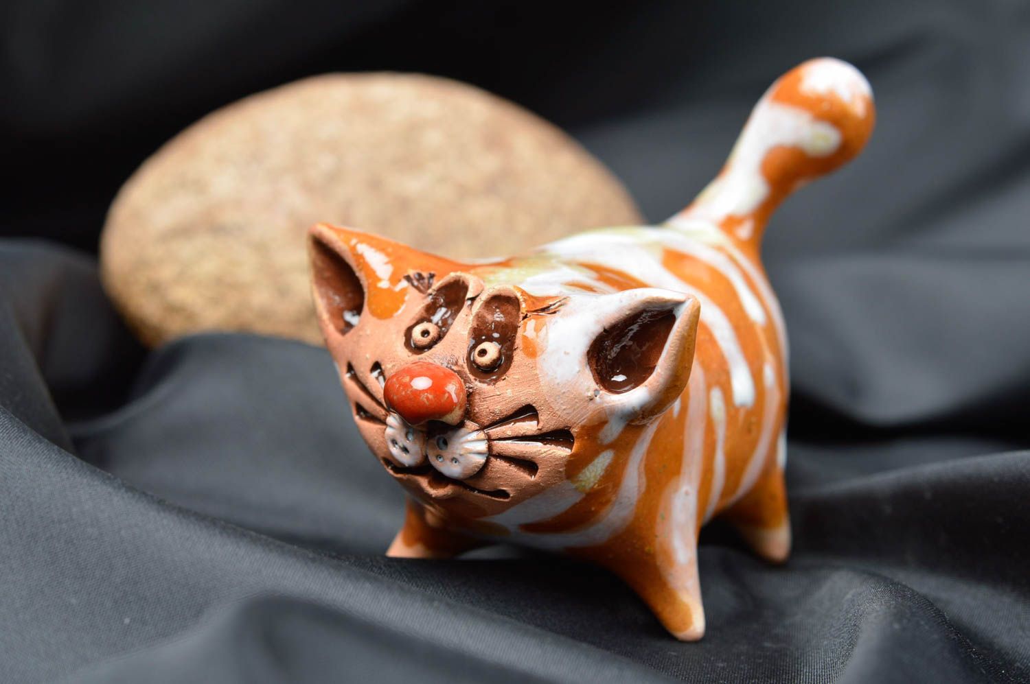 Figurine en argile peinte de glaçure colorée faite main Gros chat orange photo 1