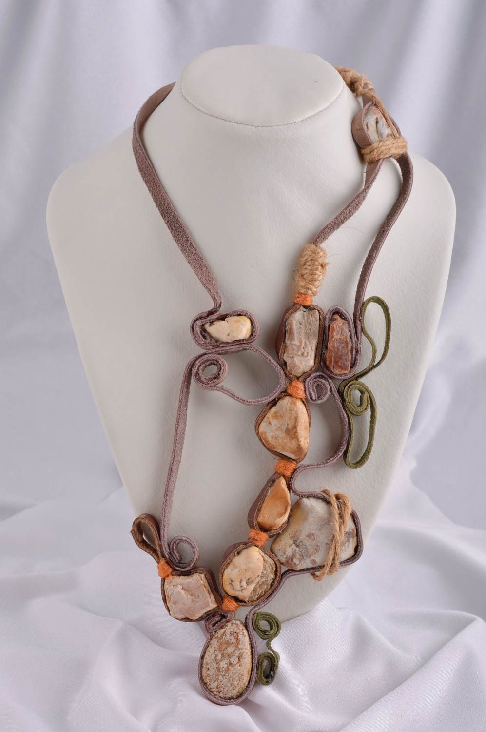 Подарок ручной работы массивное ожерелье с камнями кожаное колье необычное фото 1