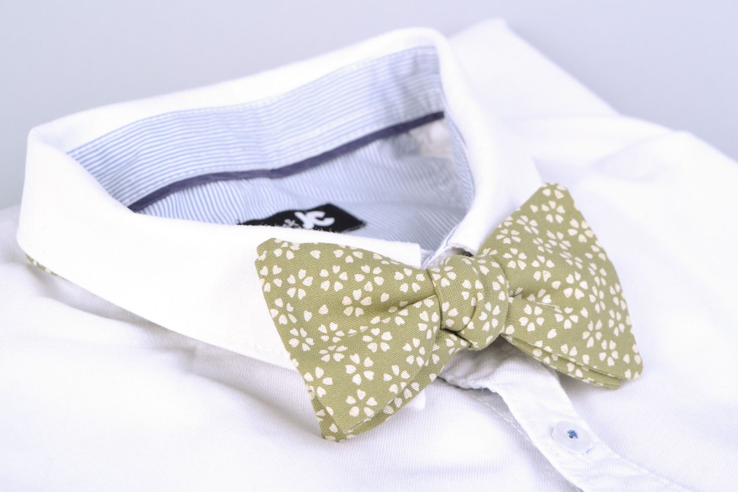 Handmade designer bow tie sewn of fabric with floral pattern for boys and girls photo 1