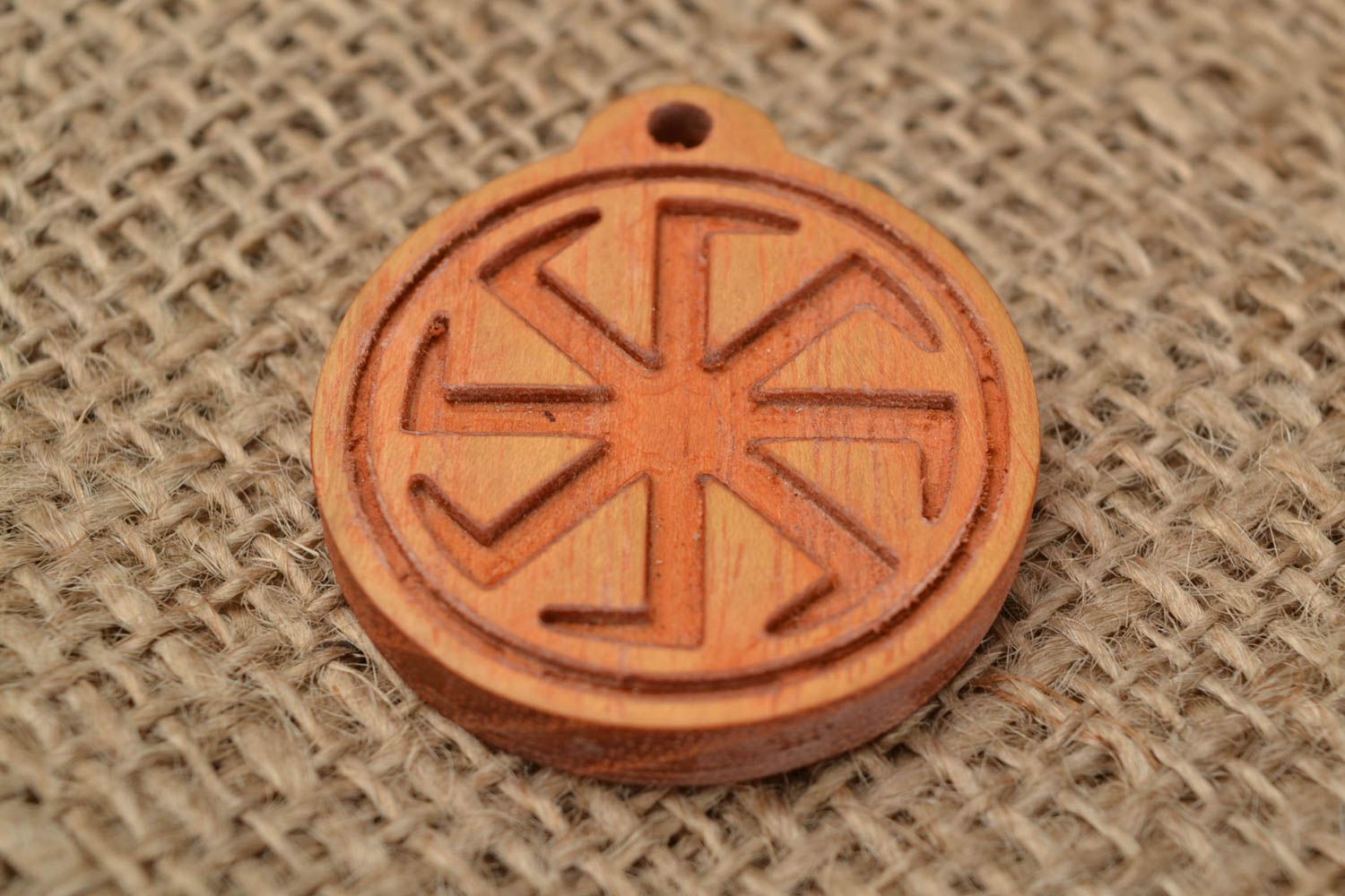 Slawischer künstlerischer Amulett Anhänger aus Holz Kreuz von Lada handmade foto 1