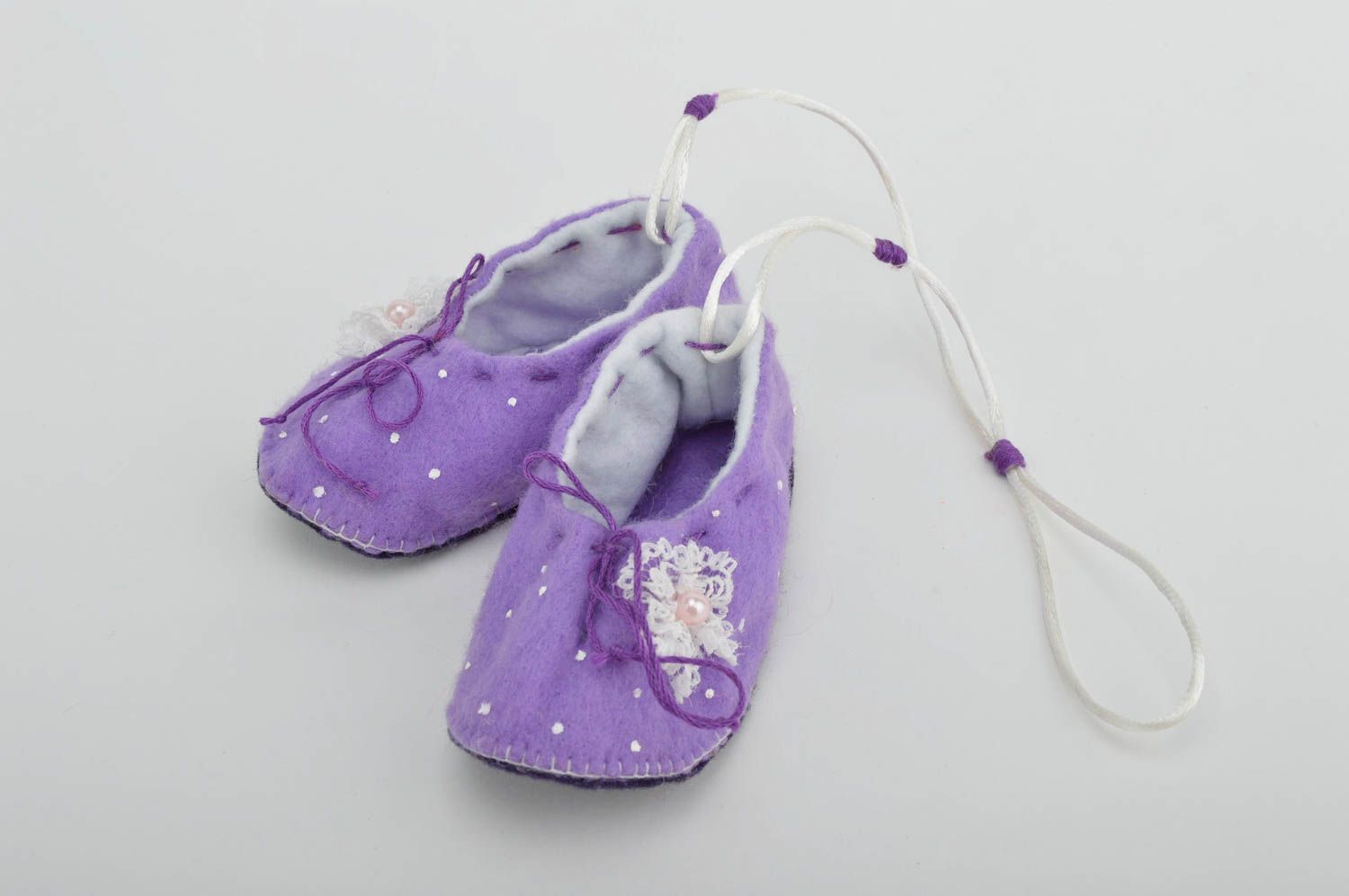 Handmade Deko Hänger Spielzeug Anhänger Kinderzimmer Deko violette Babyschuhe foto 3