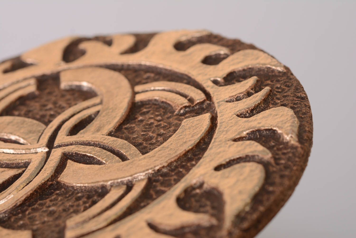 Pingente talismã de interior de cerâmica Svadebnik feito de argila e coberto com potala foto 2