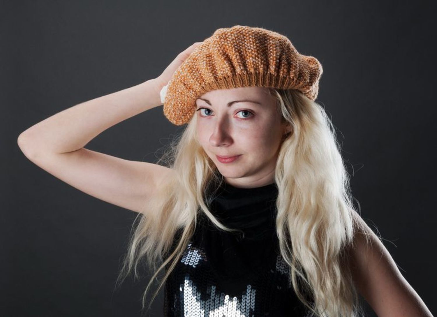 Berretto a maglia fatto a mano Berretto per donna marrone  Cappelli berretti
 foto 2