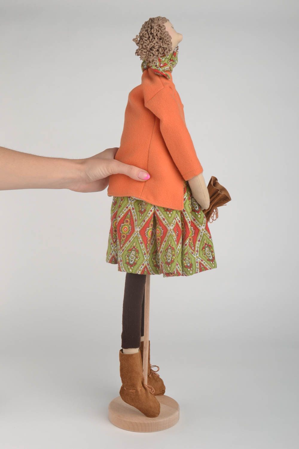 Кукла ручной работы авторская кукла на подставке тряпичная кукла в коралловом фото 4