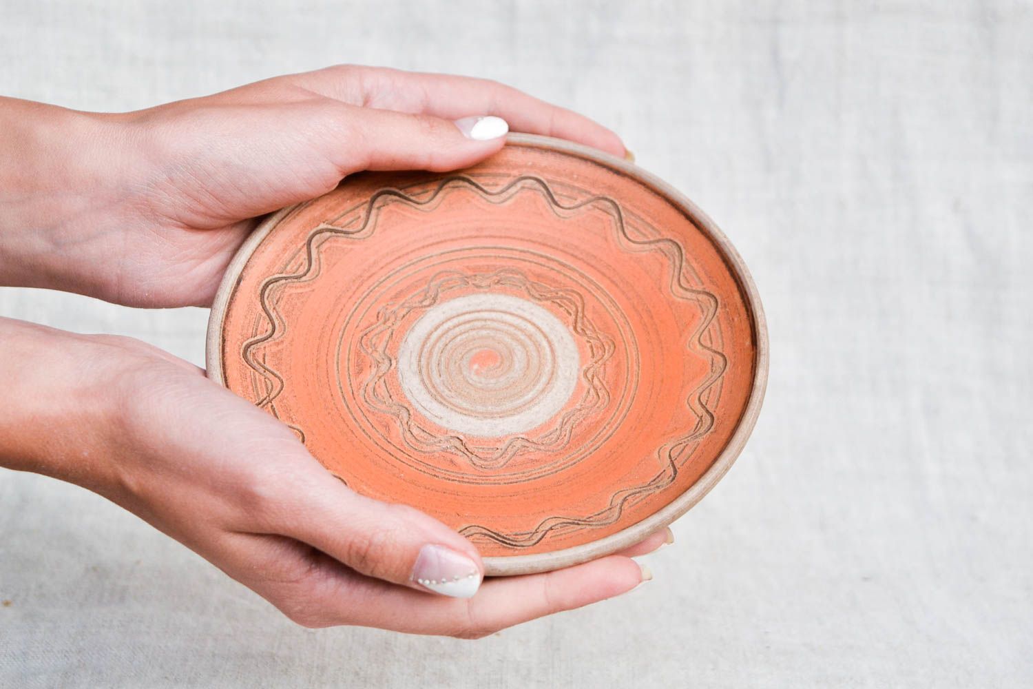 Керамическая тарелка ручной работы красивая посуда из глины декор для дома фото 2