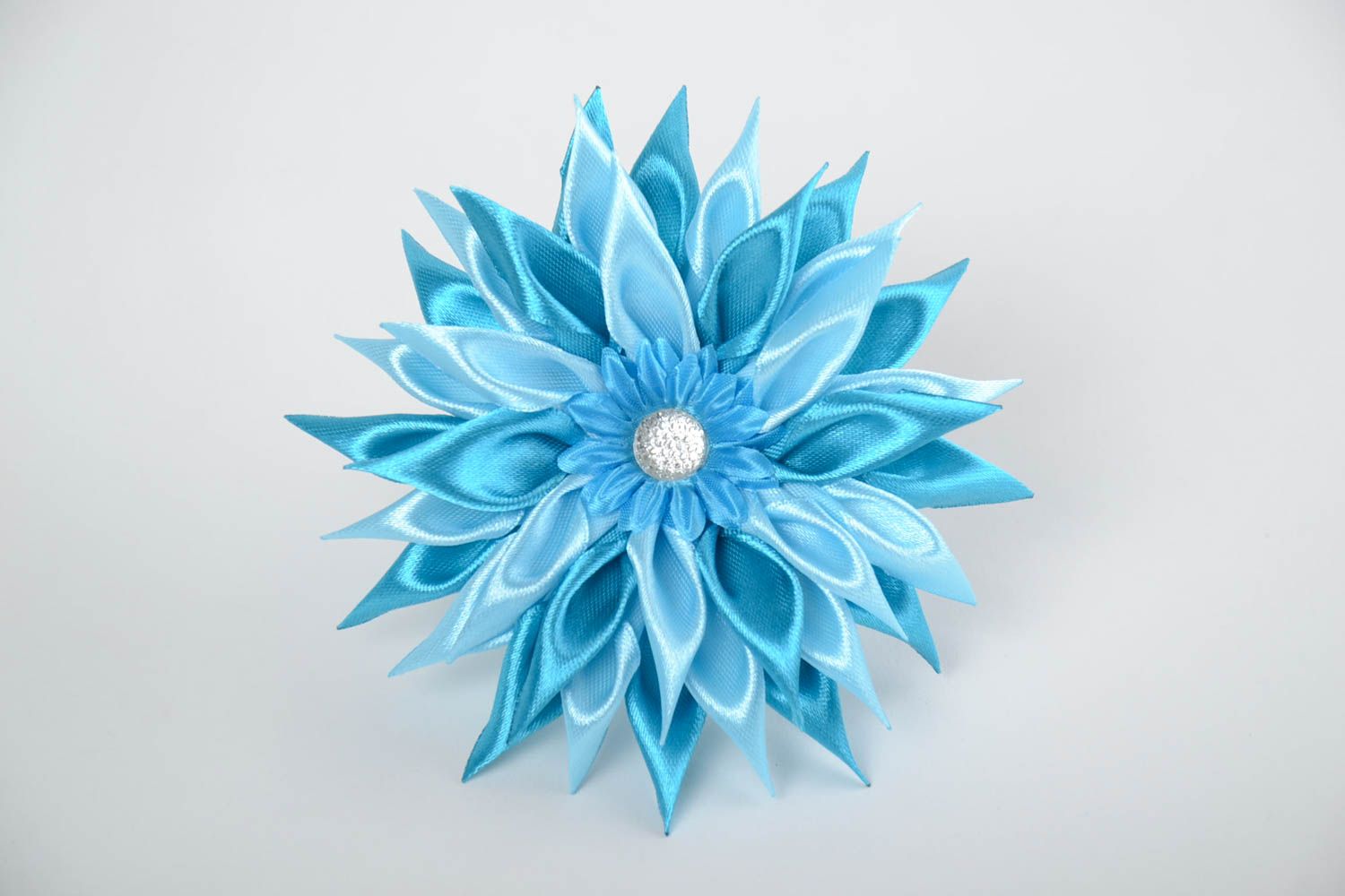 Blaue Kinder Haarspange mit Blume aus Atlasbändern in Kanzashi Technik  foto 2