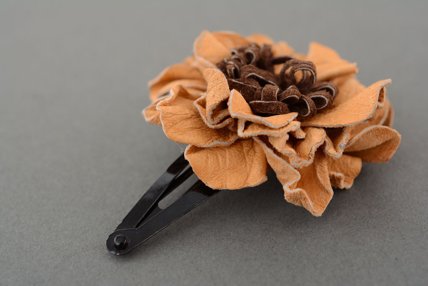 Barrette à cheveux avec fleur en cuir naturel photo 2