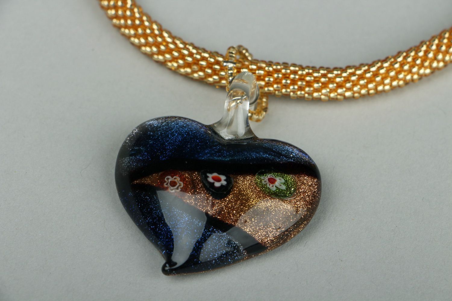 Collier en perles de rocaille tchèques avec pendentif Coeur photo 1