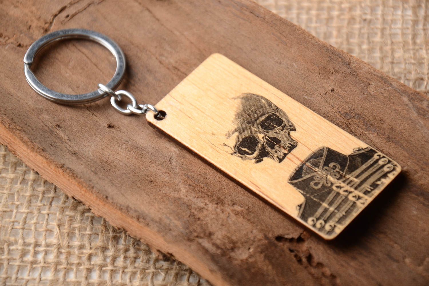 Llavero hecho a mano de diseño de madera accesorio para llaves regalo original foto 1