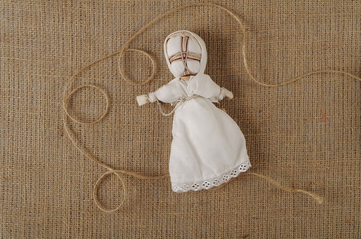 Muñeca eslava de trapo en vestido blanco foto 1