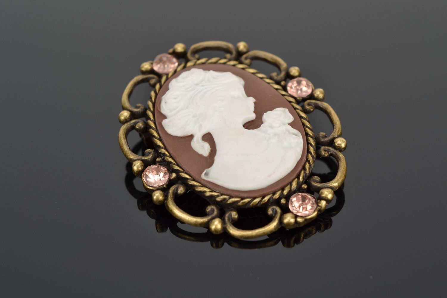 Metal cameo brooch in retro style photo 1