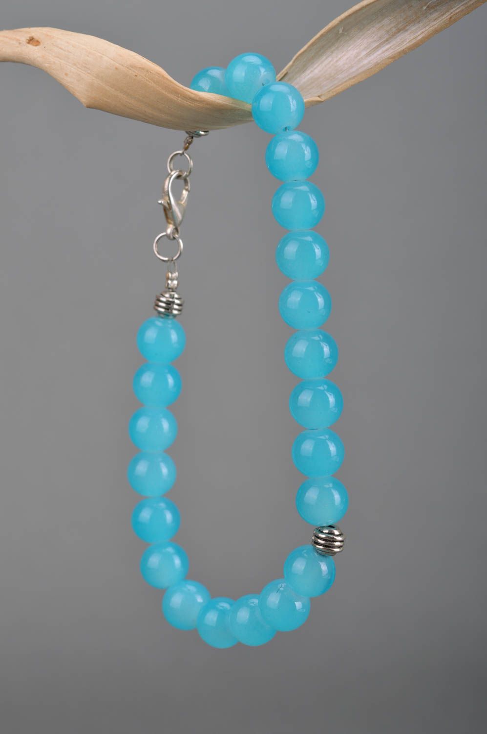 Designer bright blue beaded thin wrist bracelet handmade accessory for women photo 3