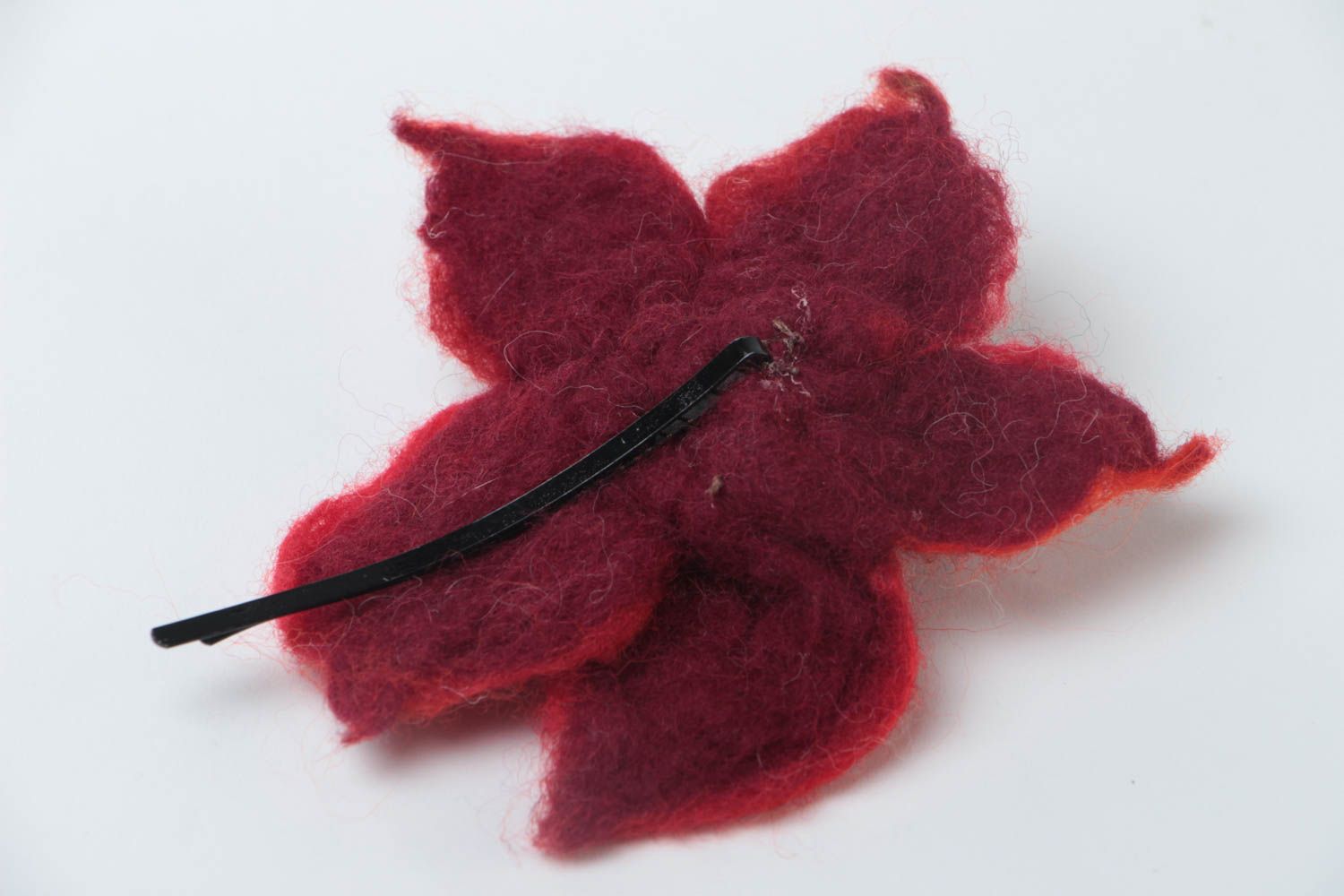Barrette fleur rouge faite main Pince cheveux en laine feutrée Accessoire femme photo 4