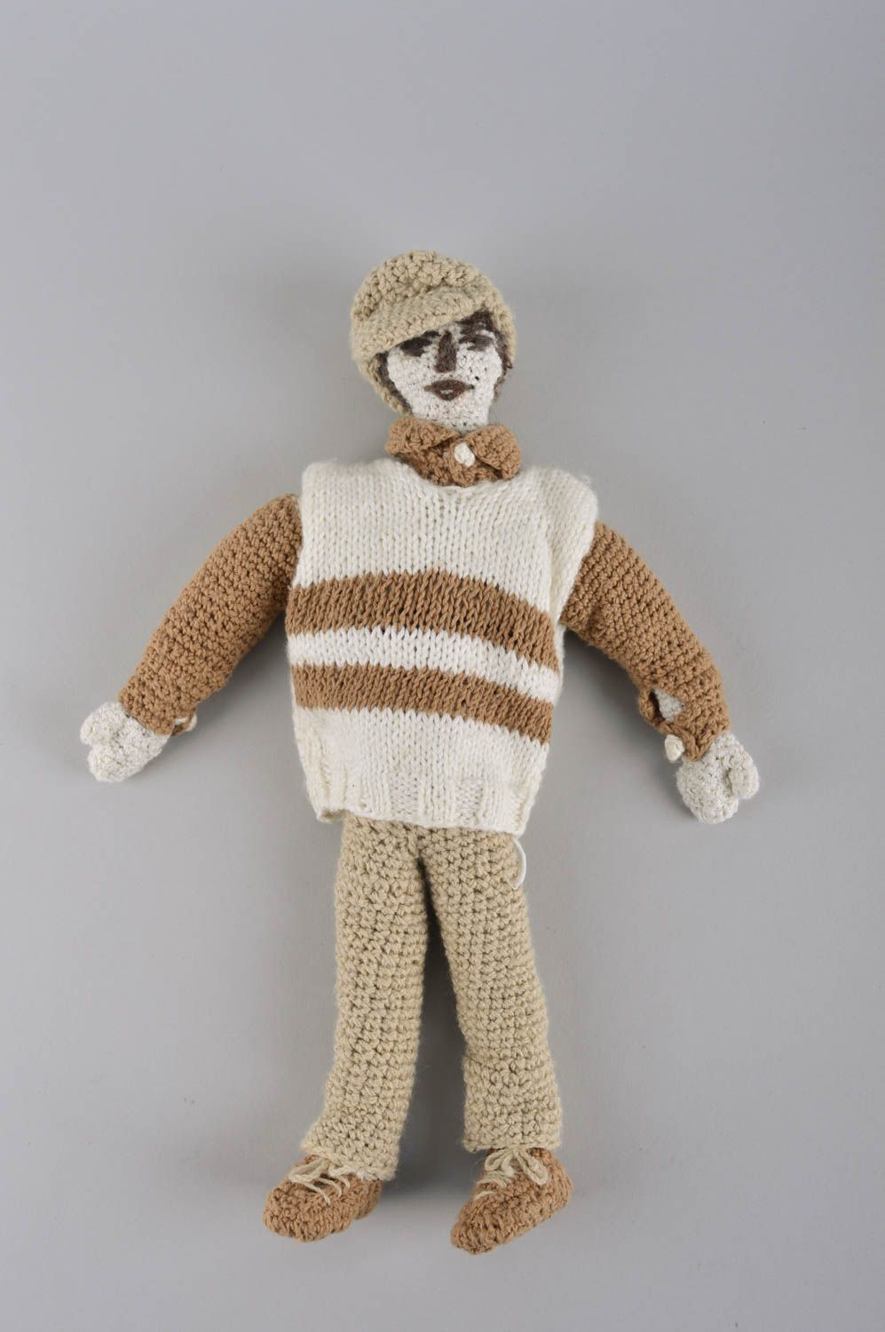 Мягкая игрушка кукла ручной работы кукла крючком интерьерная Парень в свитере фото 2
