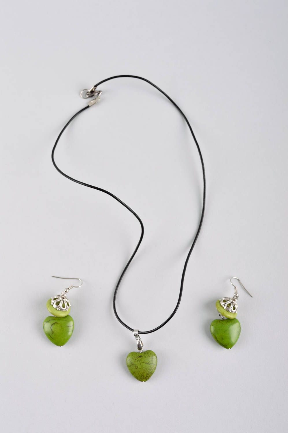 Conjunto de joyas pendientes y colgante bisutería artesanal corazones verdes foto 2
