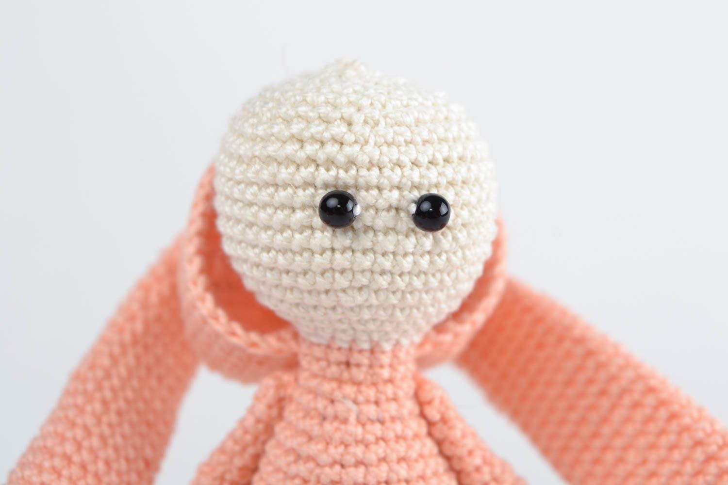 Petite poupée tricotée en coton naturel au crochet en forme de lièvre rose photo 4