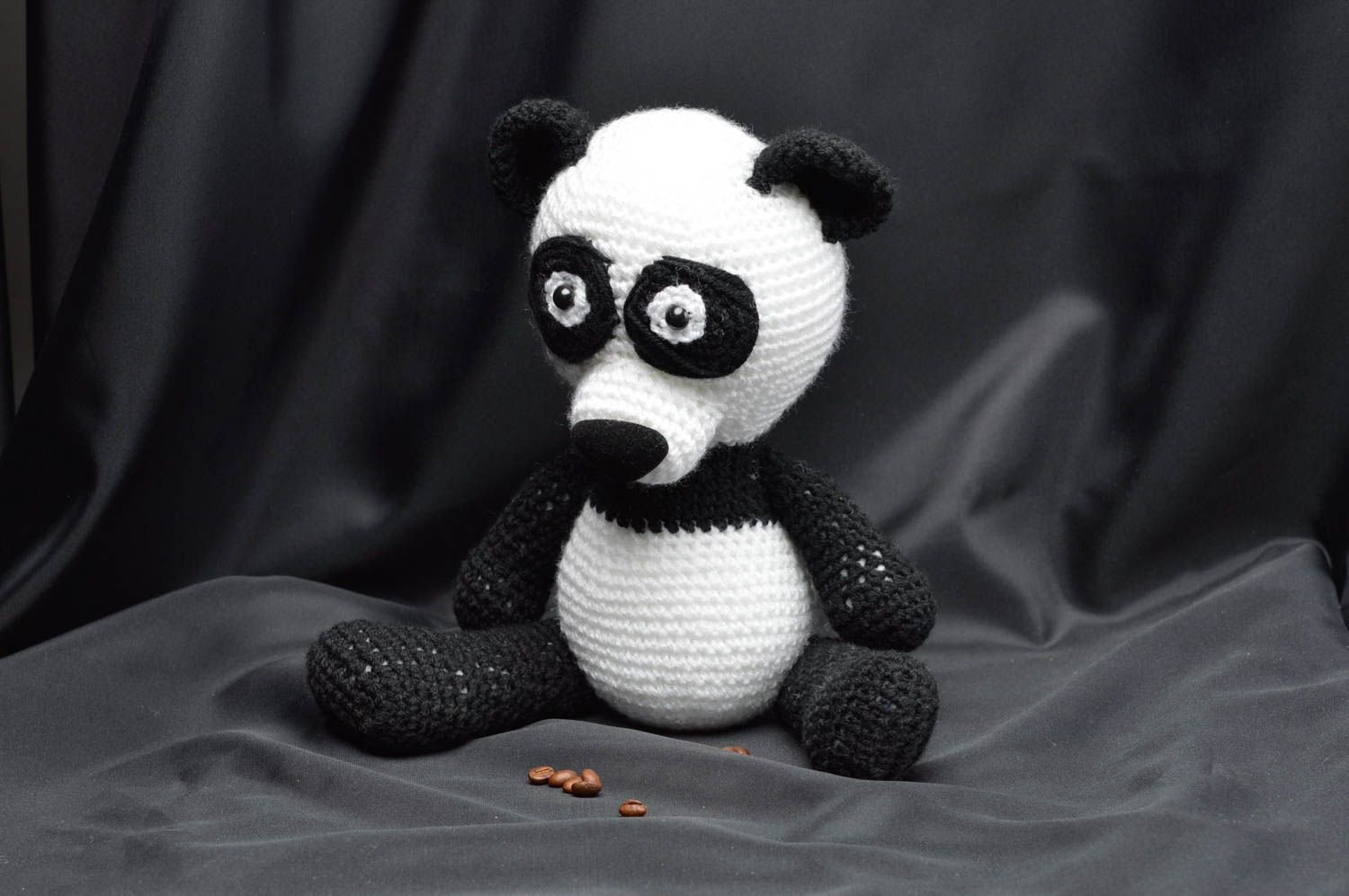 Красивая мягкая игрушка ручной работы панда для ребенка вязаная небольшая фото 5