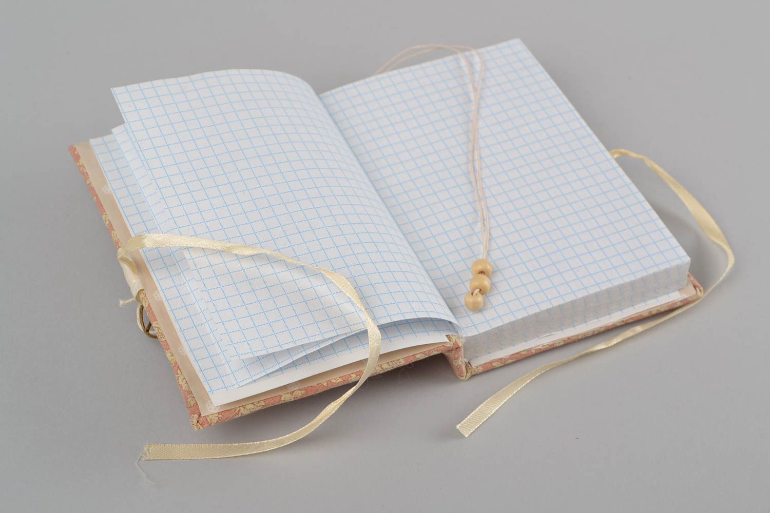 Rosafarbiges handgemachtes Notizbuch aus Stoff Scrapbooking Technik mit Schleife foto 5