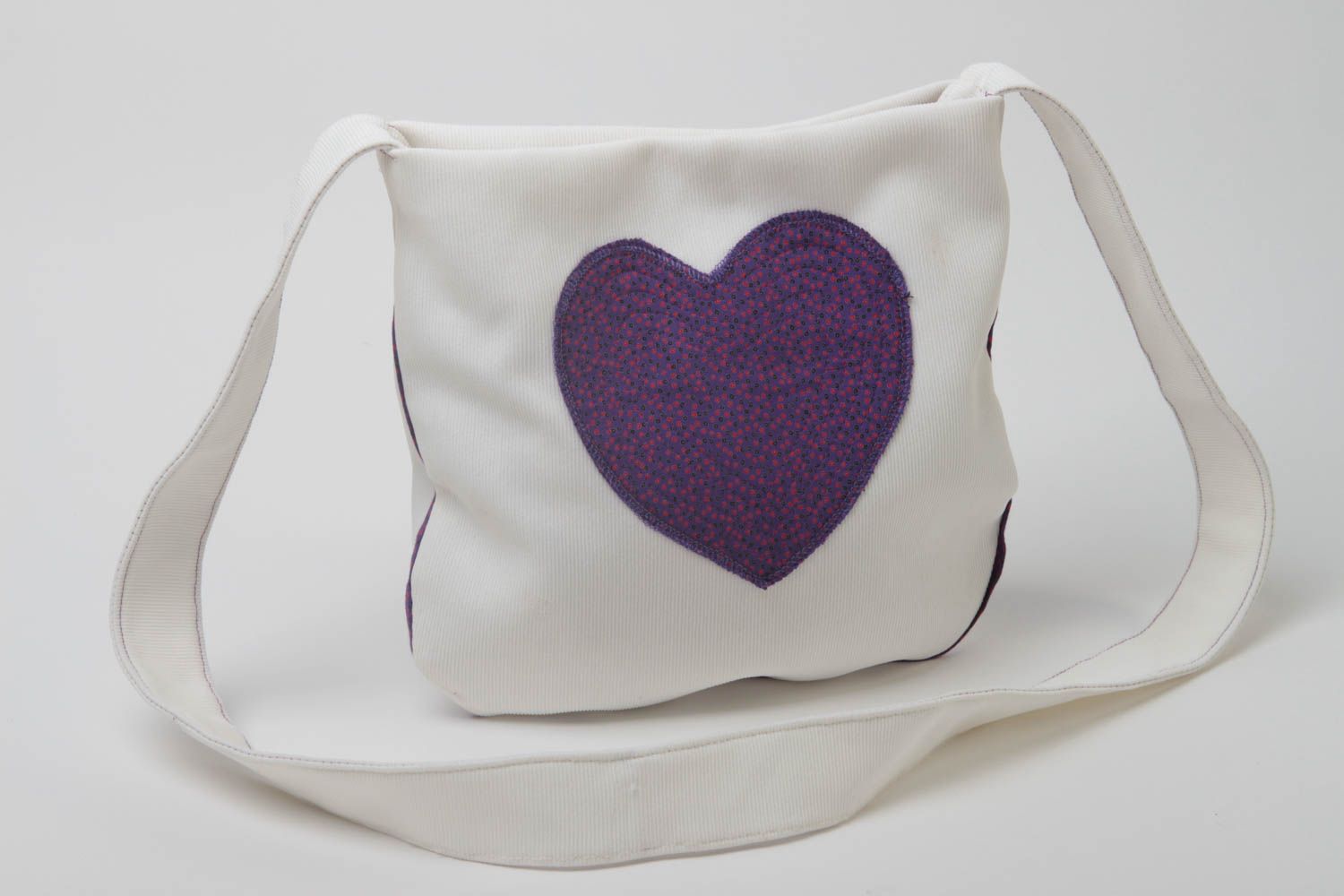 Женская сумка из ткани с аппликацией ручной работы белая с сердечком красивая фото 5
