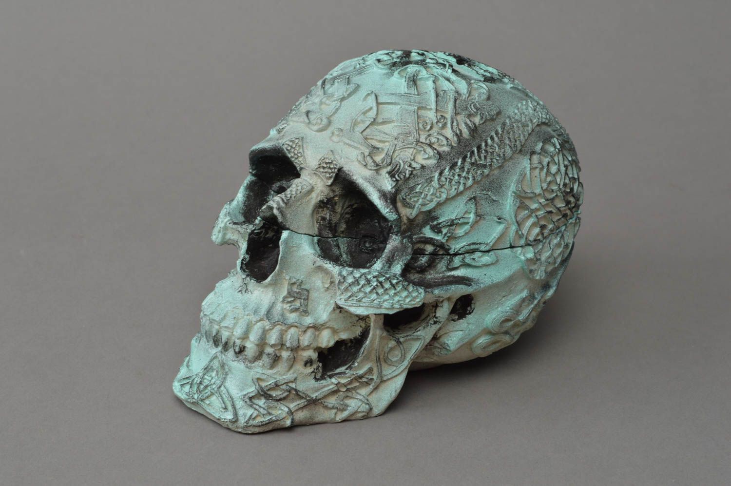 Шкатулка в виде черепа кельтского из гипса оригинальная красивая ручной работы фото 4