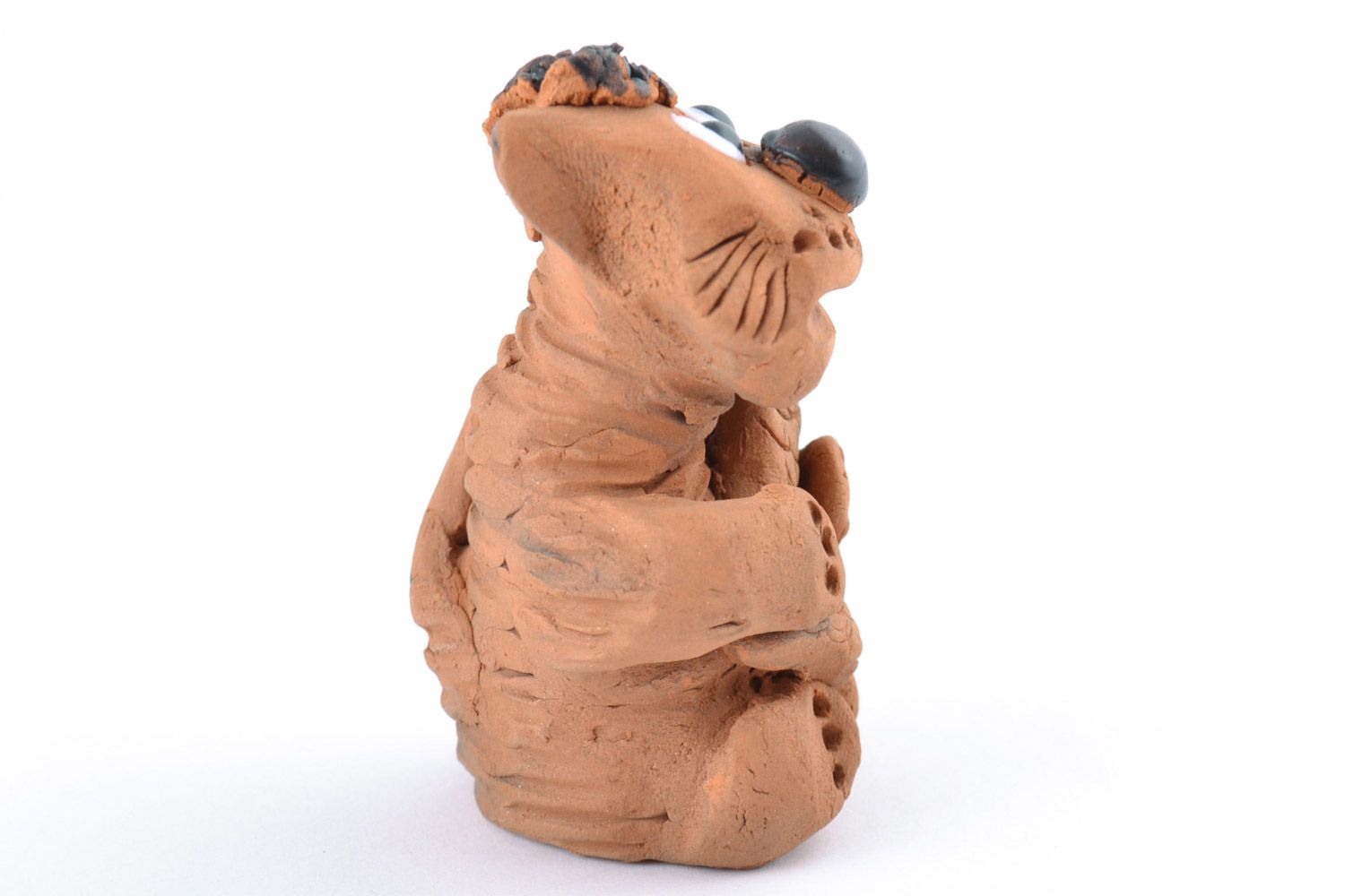 Figura artesanal de cerámica gato con pez modelada a mano de arcilla roja foto 3