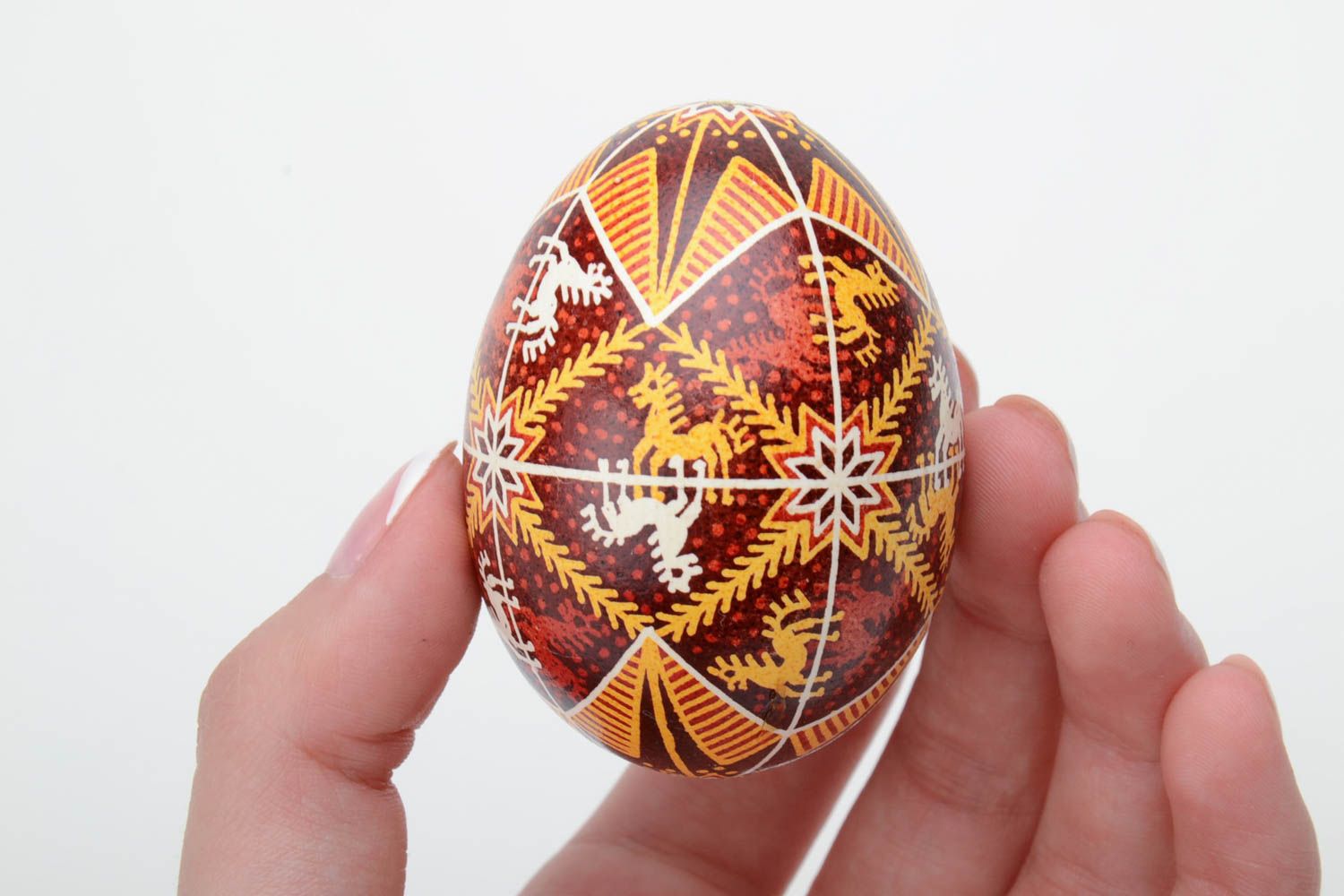 Huevo de Pascua decorativo artesanal pintado a mano con ornamento abundante foto 5