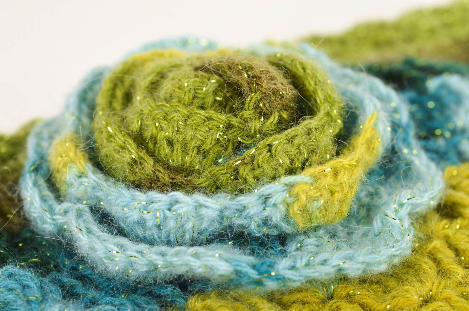 Bonnet tricoté au crochet Bonnet fait main bleu-vert avec fleur Vêtement femme photo 4