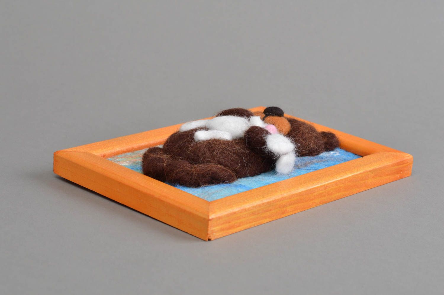 Tableau en laine feutrée dans cadre en bois fait main ours avec lièvre photo 3