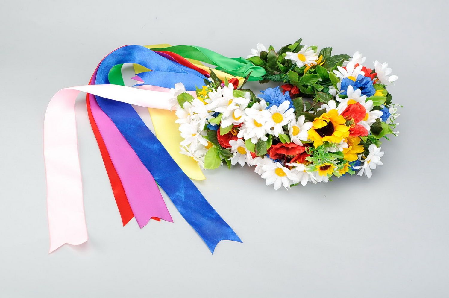 Couronne de fleurs avec fleurs artificielles et rubans photo 1
