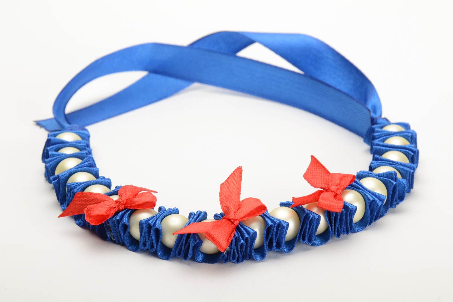 Bracelet fait main de ruban de satin et perles fantaisie bleu avec nœuds rouges photo 4