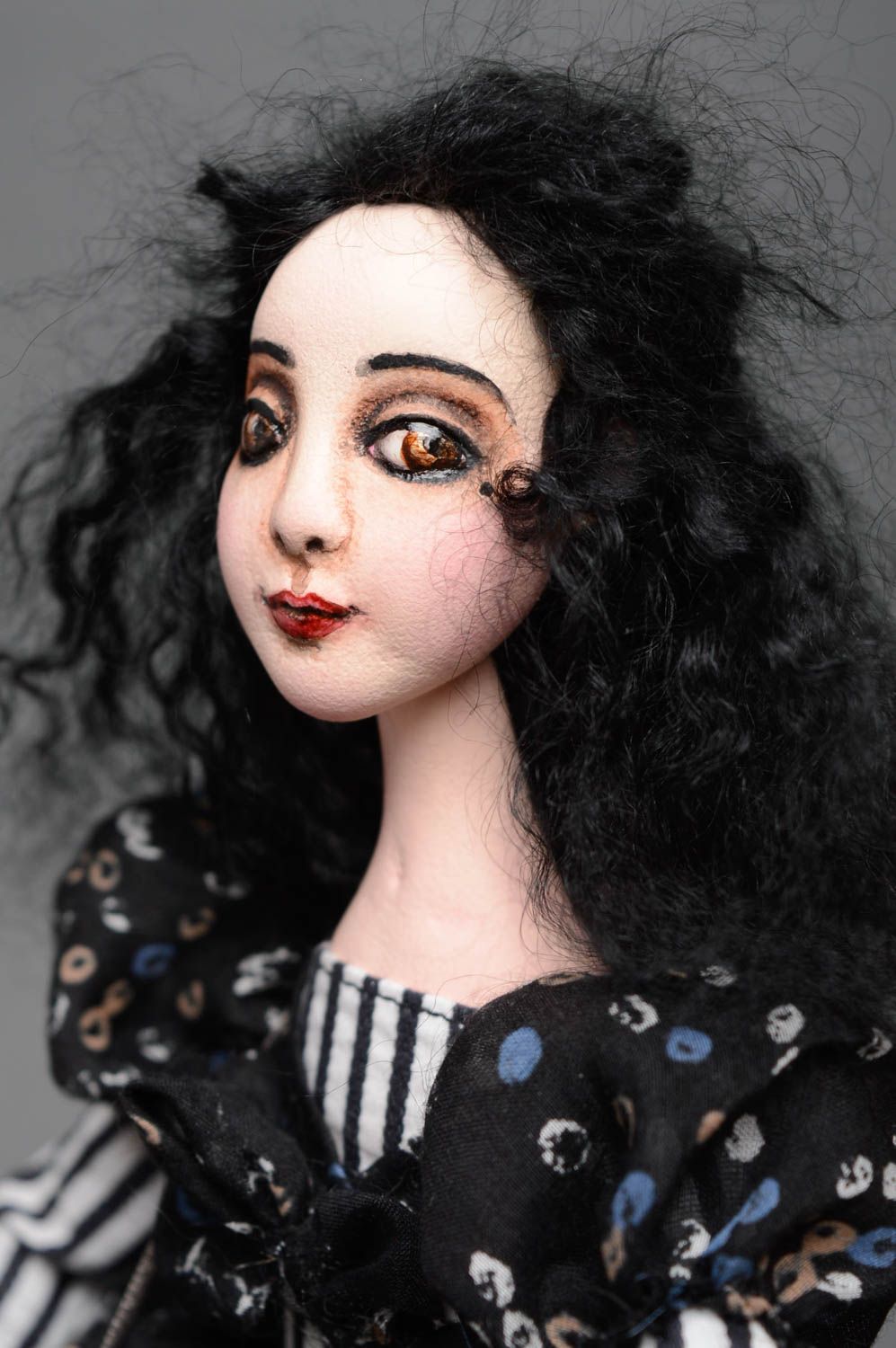 Кукла из самозатвердевающей глины в черном платье фото 2