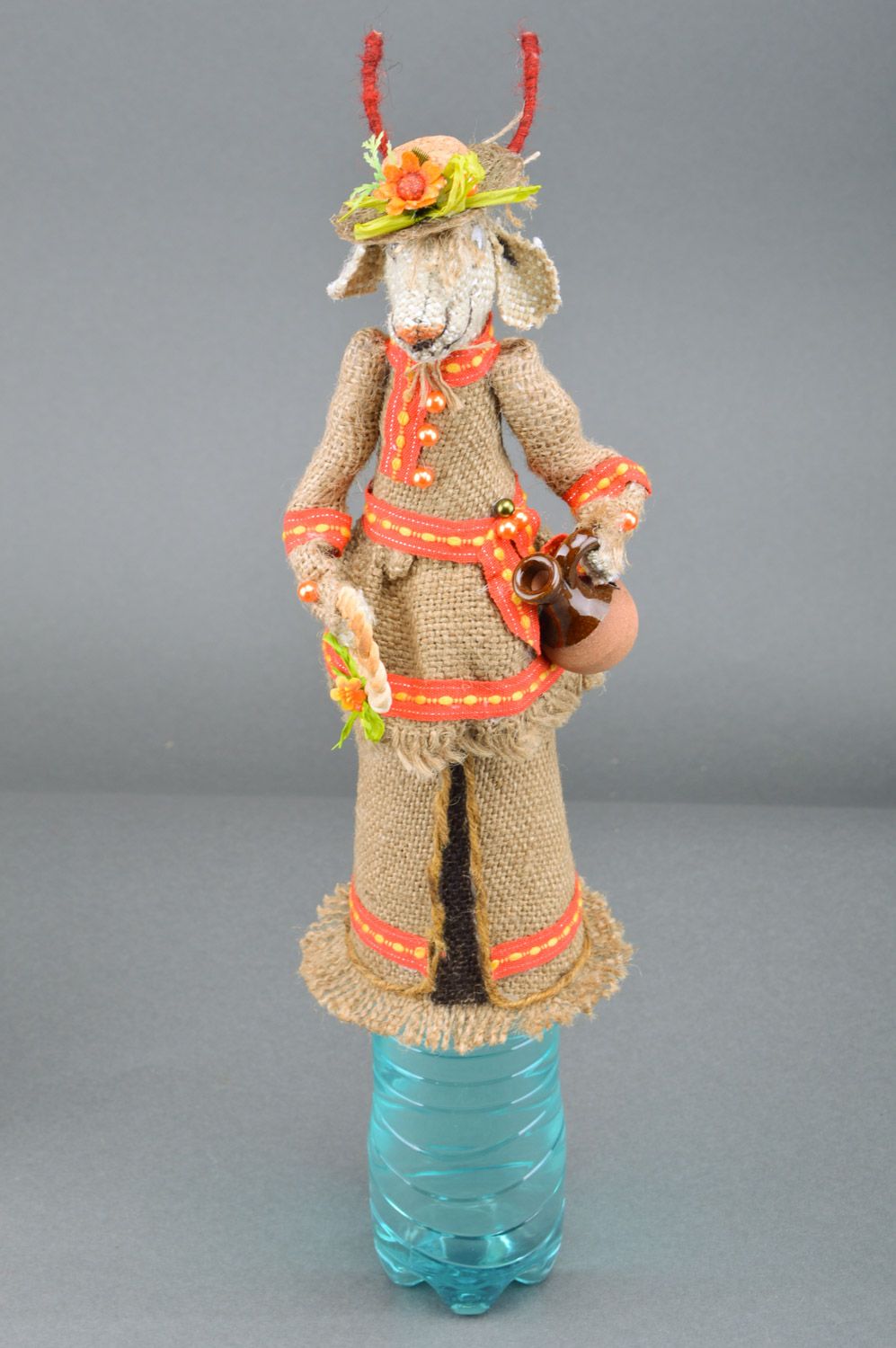 Hülle für Flasche künstlerische Puppe Bock im Hut aus Sackstoff Handarbeit foto 5