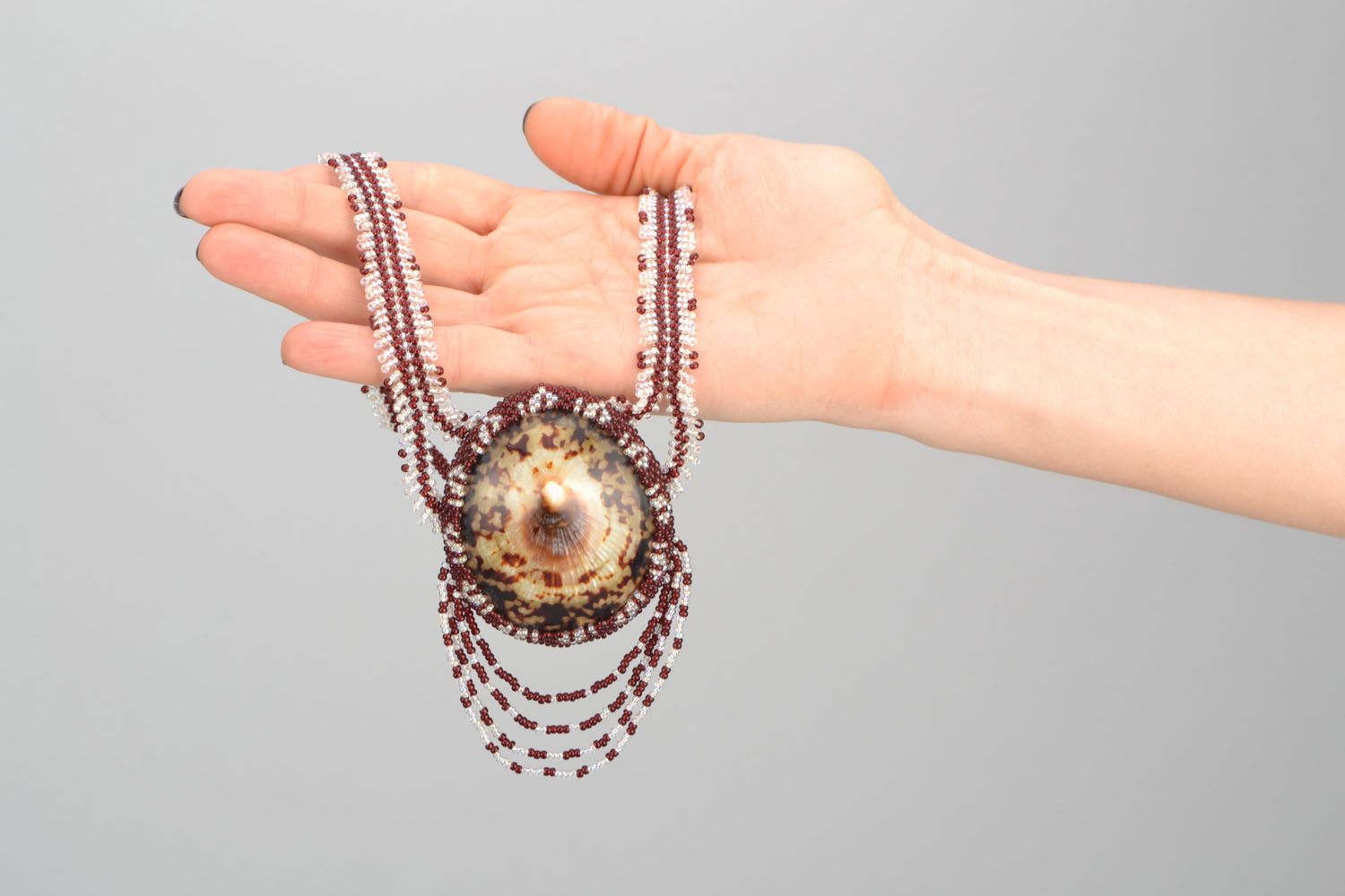 Pendentif en perles de rocaille avec coquillage fait main photo 2