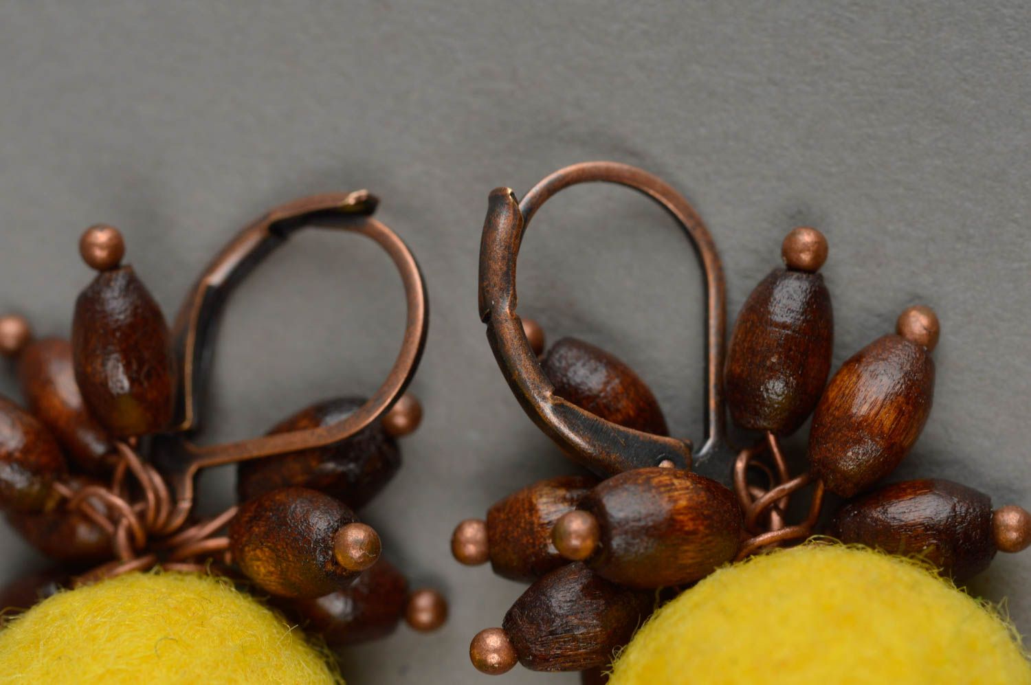 Желтые шерстяные серьги шарики с деревянными бусинами украшение хендмейд фото 2