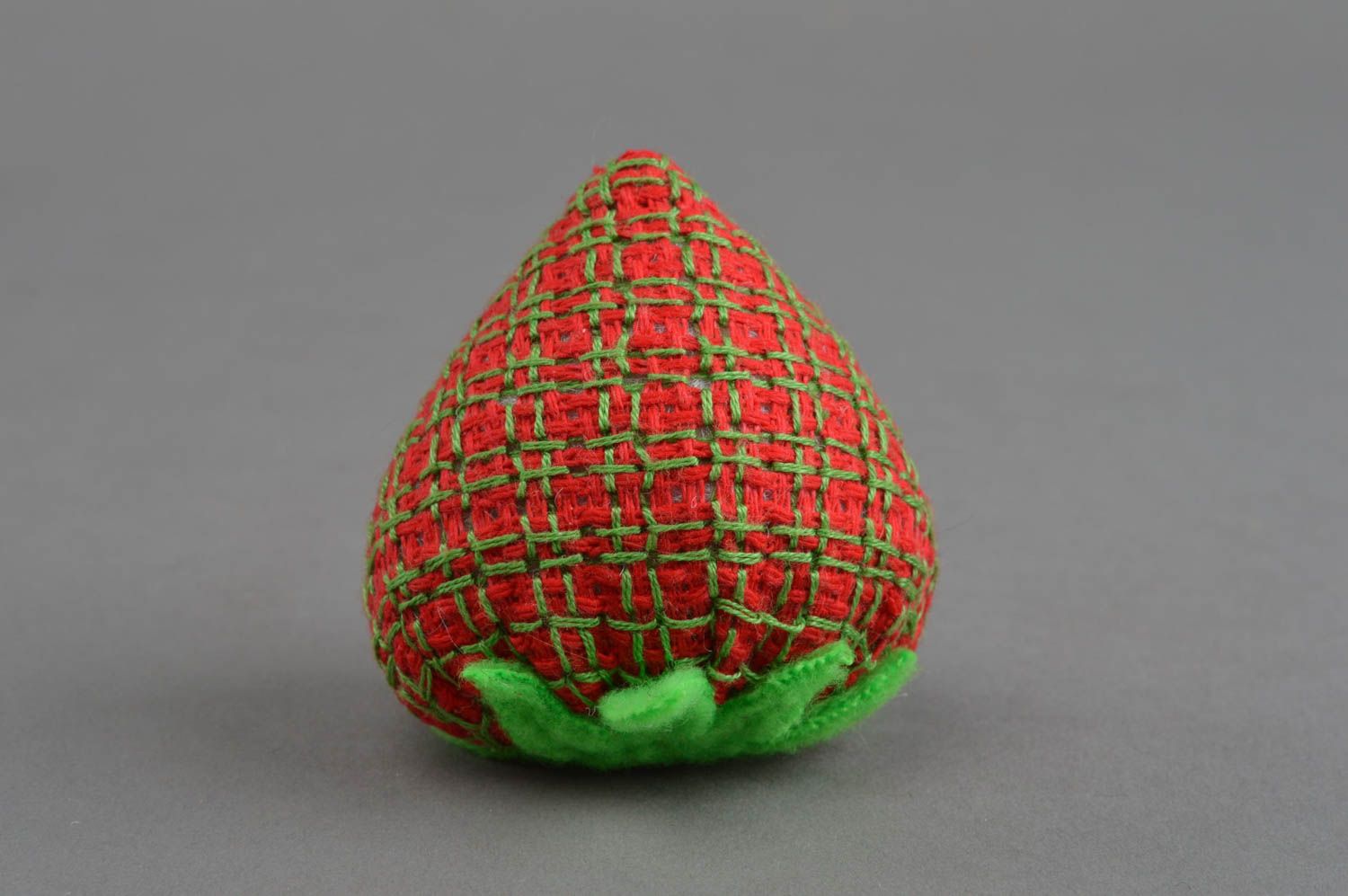 Интерьерная игрушка клубника из канвы с вышивкой красная ручной работы фото 4