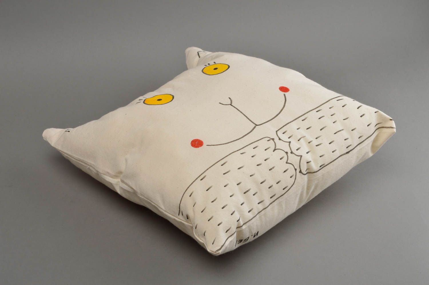 Хлопчатобумажная подушка в виде кота расписная белая красивая ручной работы фото 2