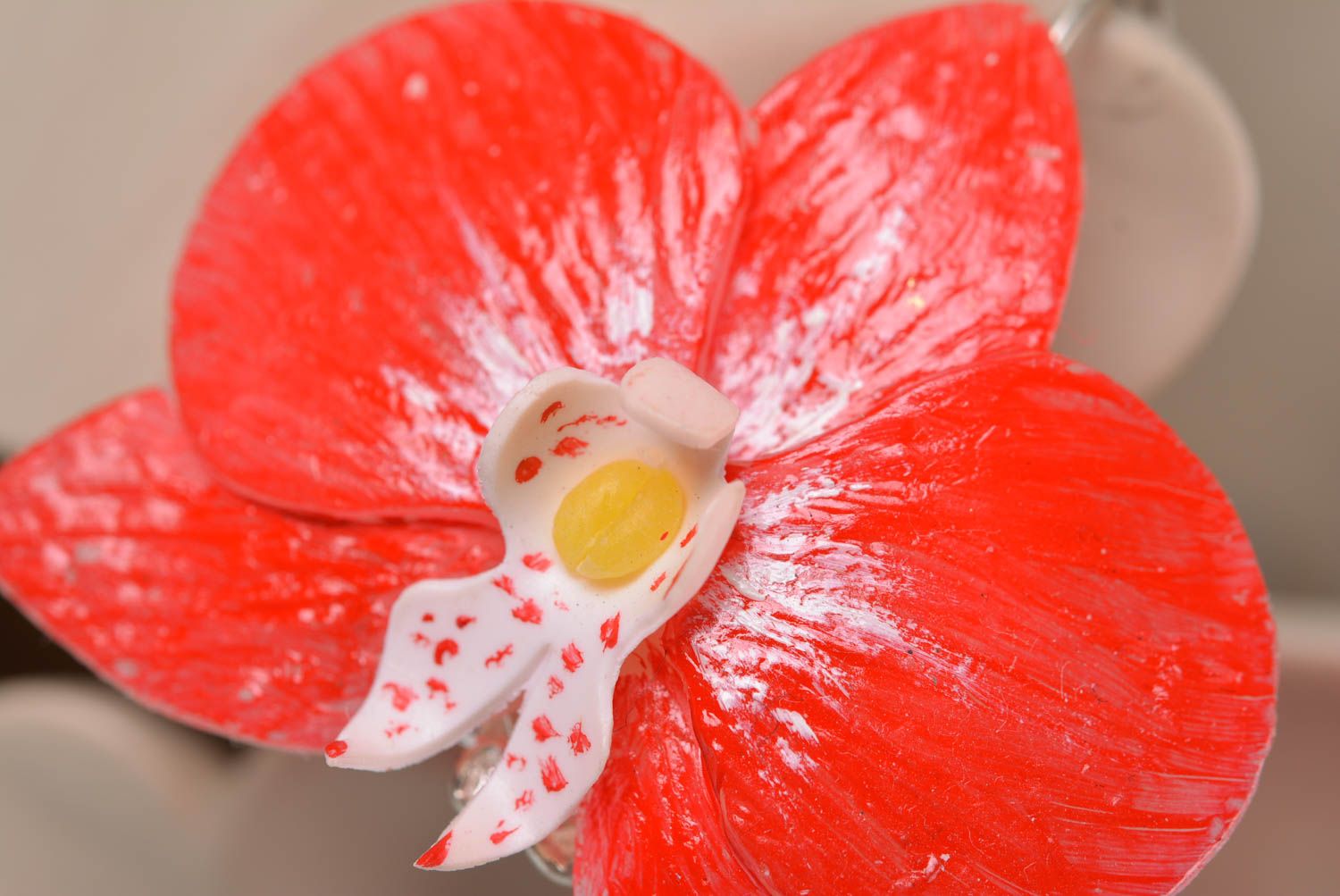 Оригинальные серьги цветы из полимерной глины красные орхидеи ручной лепки  фото 3