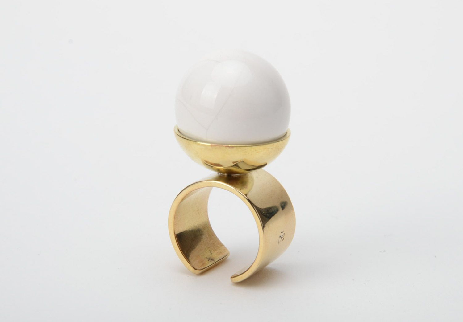Незамкнутое кольцо из металла и фаянса белое ручной работы женское оригинальное фото 3